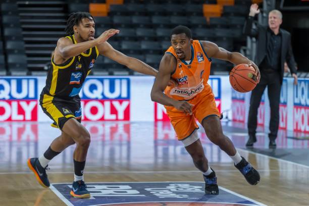 且在对阵东 且在对阵东