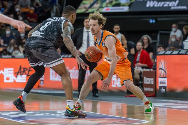 其中一名新 其中一名新